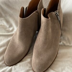 Cream Ankle Boots with V-shaped Cutout and Small Heel